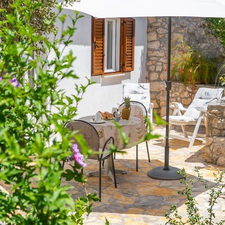 Apartments Jelena Supetar - Four Apartments - A Small House With A Private Yard - Two-Room Apartment With A Sea View - Studio Apartment - Two-Room Apartment With Garden View- Free Parking Exterior photo