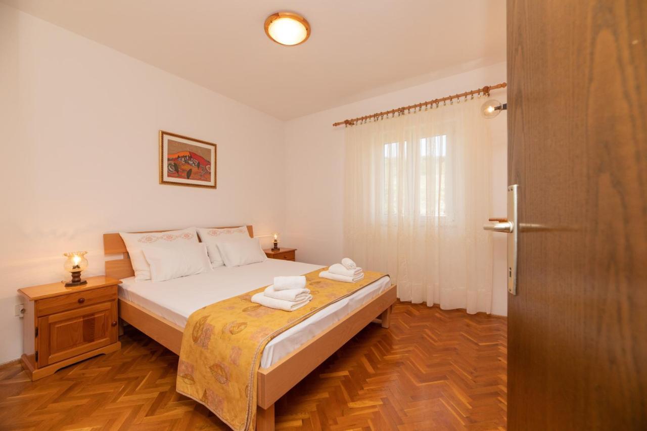 Apartments Jelena Supetar - Four Apartments - A Small House With A Private Yard - Two-Room Apartment With A Sea View - Studio Apartment - Two-Room Apartment With Garden View- Free Parking Exterior photo
