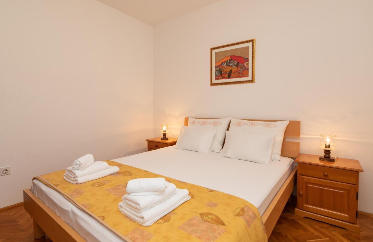 Apartments Jelena Supetar - Four Apartments - A Small House With A Private Yard - Two-Room Apartment With A Sea View - Studio Apartment - Two-Room Apartment With Garden View- Free Parking Exterior photo