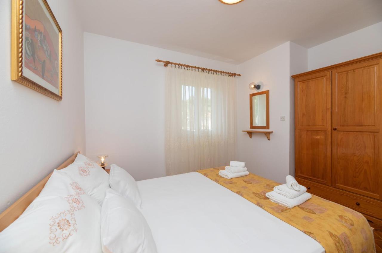 Apartments Jelena Supetar - Four Apartments - A Small House With A Private Yard - Two-Room Apartment With A Sea View - Studio Apartment - Two-Room Apartment With Garden View- Free Parking Exterior photo