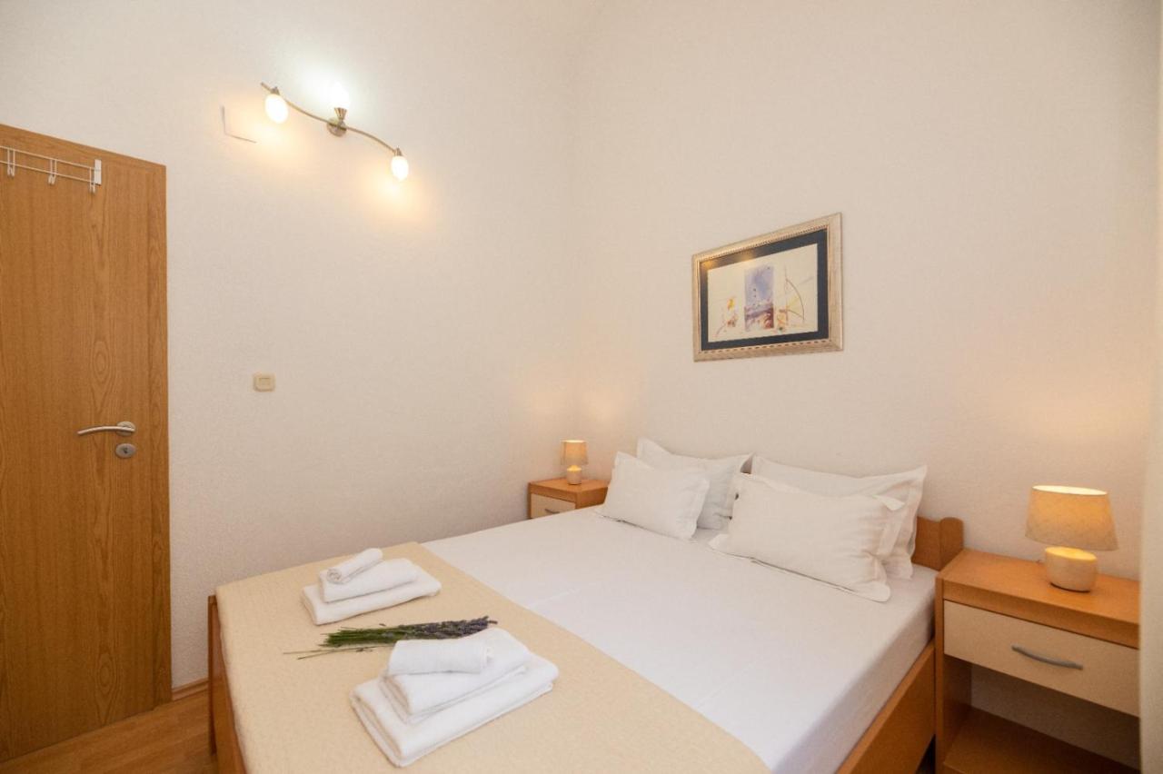 Apartments Jelena Supetar - Four Apartments - A Small House With A Private Yard - Two-Room Apartment With A Sea View - Studio Apartment - Two-Room Apartment With Garden View- Free Parking Exterior photo