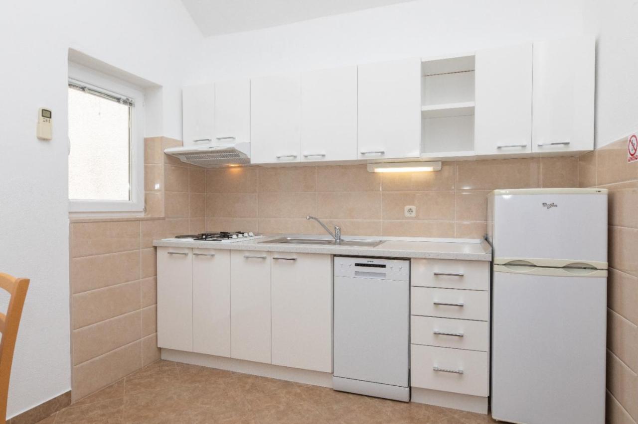 Apartments Jelena Supetar - Four Apartments - A Small House With A Private Yard - Two-Room Apartment With A Sea View - Studio Apartment - Two-Room Apartment With Garden View- Free Parking Exterior photo