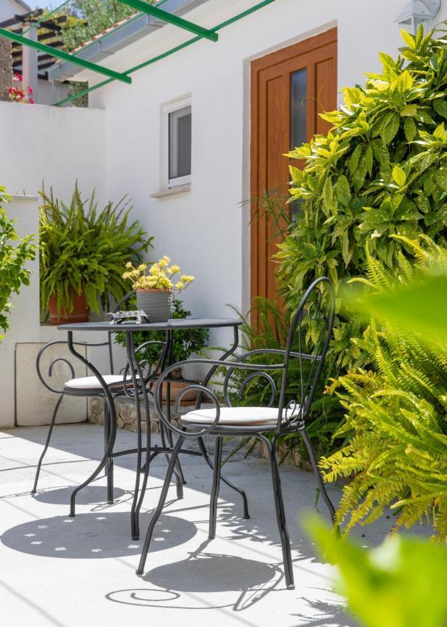 Apartments Jelena Supetar - Four Apartments - A Small House With A Private Yard - Two-Room Apartment With A Sea View - Studio Apartment - Two-Room Apartment With Garden View- Free Parking Exterior photo