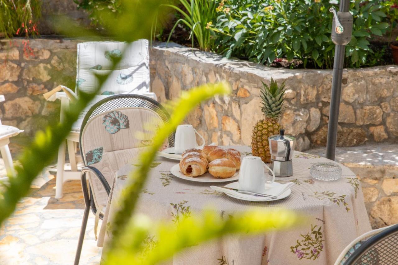 Apartments Jelena Supetar - Four Apartments - A Small House With A Private Yard - Two-Room Apartment With A Sea View - Studio Apartment - Two-Room Apartment With Garden View- Free Parking Exterior photo